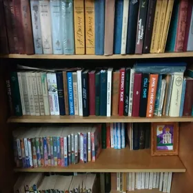 Книги и шахматы деревянные