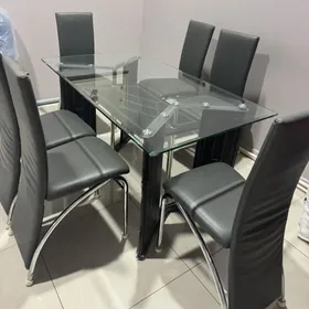 Обеденный стол и стулья