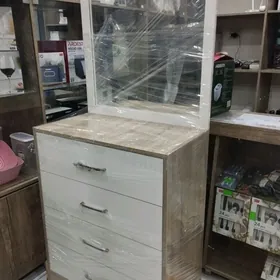 Komod (aýnaly trýumo)