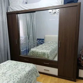 шифоньер трюмо и два комода