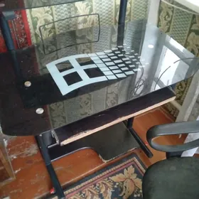 компьютерный  стол .стекляный