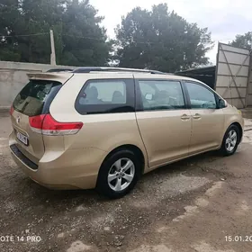 Toyota Sienna 2011