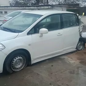 Nissan Tiida 2005