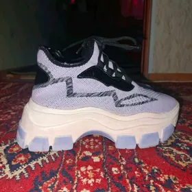 Кроссовки женские