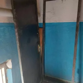 Продаю железную дверь 