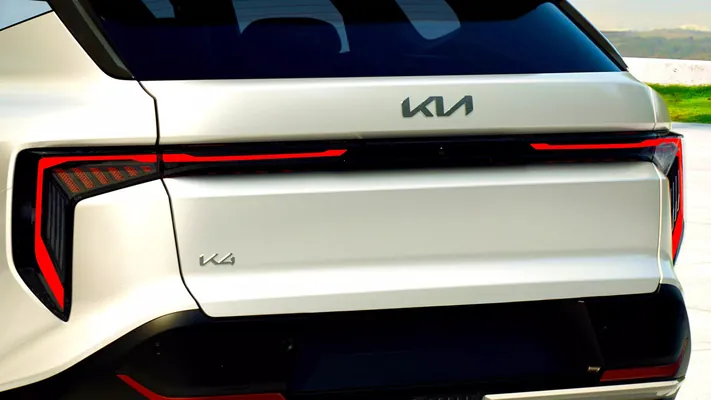 Kia täze K4 Sportswagon uniwersalyny tanyşdyrdy