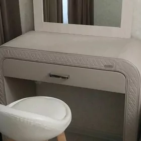 столик в спальню