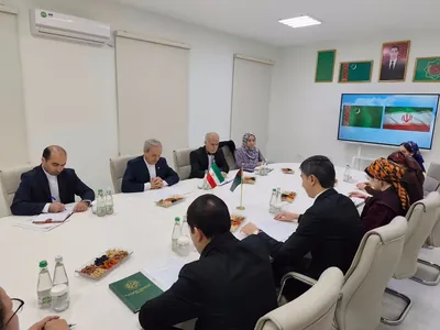 Eýranyň ilçisi we medeniýet geňeşçisi Türkmenistanyň dil öwreniş institutyna we Döwlet kitaphanasyna baryp gördüler