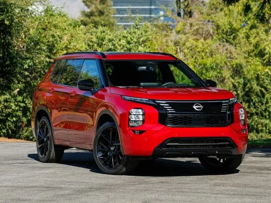 Mitsubishi dünýä bazary üçin Nissan Rogue krossowerini we Navara pikapyny ýygnap başlady