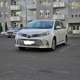 Toyota Sienna 2018