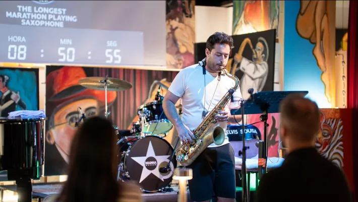 Музыкант из Португалии играл на саксофоне 33 часа и установил рекорд Гиннесса