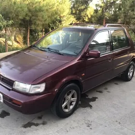 Mitsubishi Chariot 1990