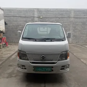 Nissan Urvan 2010