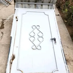 железная дверь (калитка)