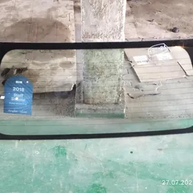 Стекло багажника