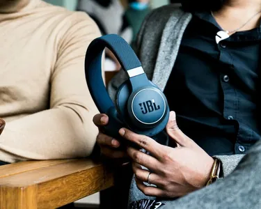 Sony we JBL-iň millionlarça nauşnikleriň gizlin diňlenme howpuna sezewar boldy