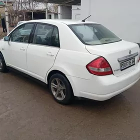 Nissan Tiida 2005