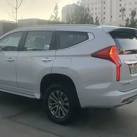 Mitsubishi Pajero 2020