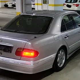 Mercedes-Benz E320 2001