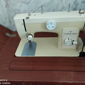 Швейная машинка Чайка