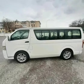 Toyota Hiace 2010