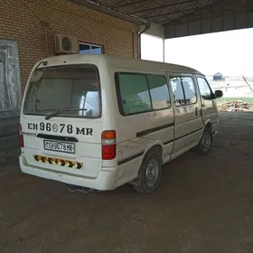 Toyota Hiace 2010