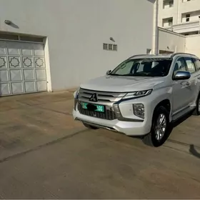 Mitsubishi Pajero 2020
