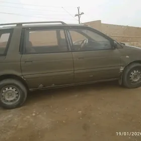 Mitsubishi Chariot 1994