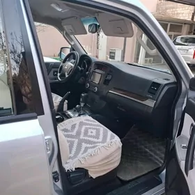 Mitsubishi Pajero 2010