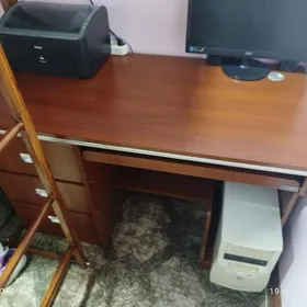 компьютерный стол и кресло