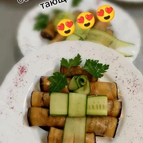 Aşpeziň yanyna kömekcide