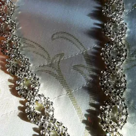 Стразовая цепочка на платье