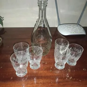 графин и рюмки.