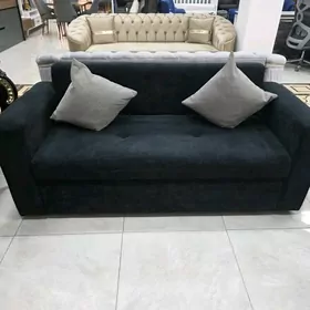 диван и журнальный стол