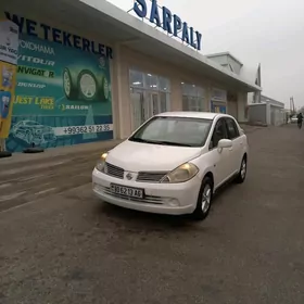 Nissan Tiida 2005