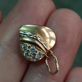 золотой кулон