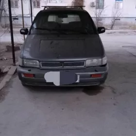 Mitsubishi Chariot 1992