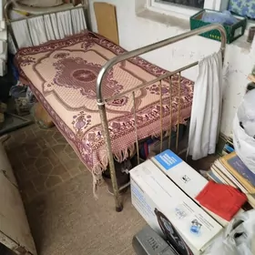 Железная кровать.