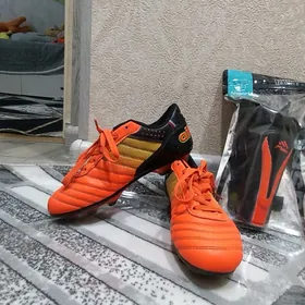 Бутсы и щитки футбольные