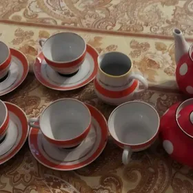 Тарелки, стаканы, чашки, таз, чайник