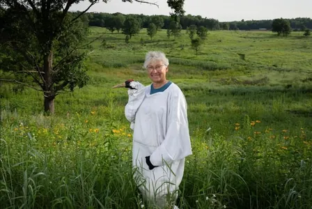 Волонтеры притворяются птицами, чтобы научить осиротевших журавлят летать