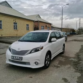 Toyota Sienna 2011