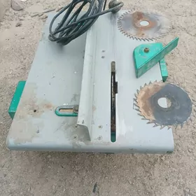 станок деревообрабатывающий.