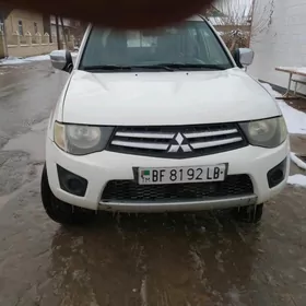 Mitsubishi L200 2010