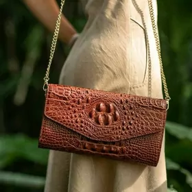 Сумочка из крокодиловой кожи