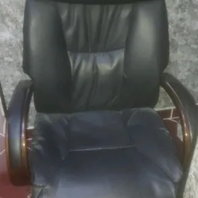 Офисное кресло