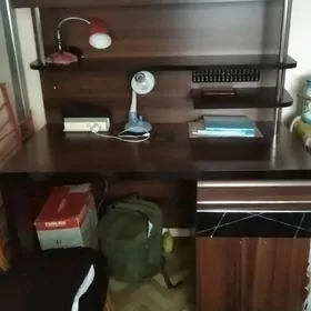 компьютерный стол и камод