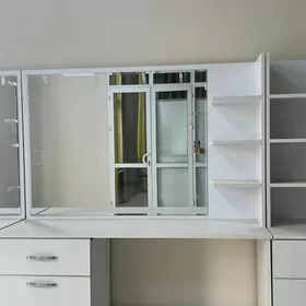 стол с зеркалом