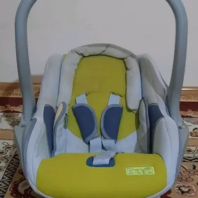 автокресло и кровать детская