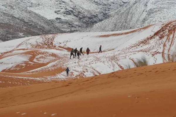 В пустыне Сахара выпал редкий снег